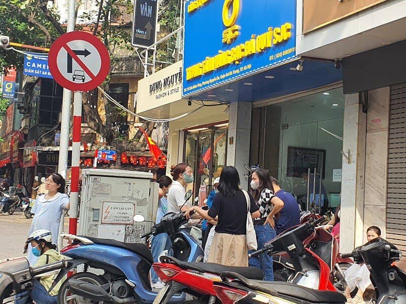 Giá vàng chiều 13/10: Tăng vượt mốc 144 triệu đồng/lượng, loạt tiệm vàng có động thái mới, nhiều người “ăn vạ” không muốn về