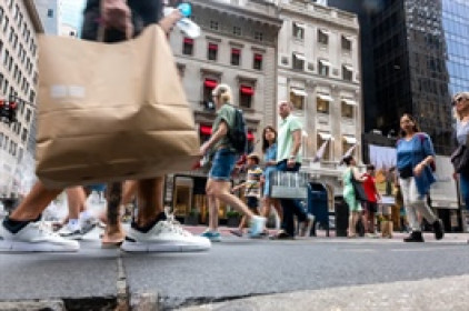 Người tiêu dùng Mỹ có thể gánh 55% chi phí từ thuế quan Trump