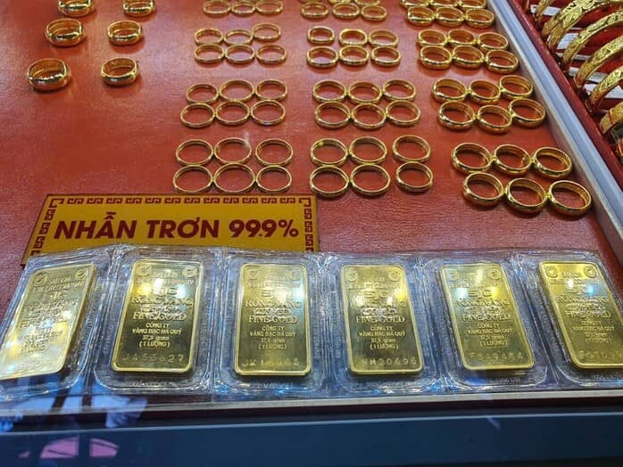 Chiều nay 15-10, giá vàng trên thị trường tự do chạm mốc 164 triệu đồng/lượng
