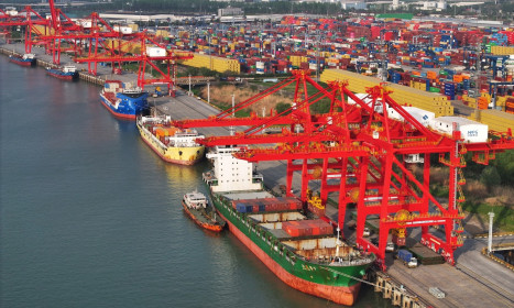 Căng thẳng Mỹ - Trung phủ bóng sản xuất, giao thương toàn cầu