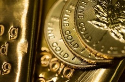 Vàng thế giới tiếp tục tiến bước, lần đầu tiên vượt mốc 4,200 USD/oz