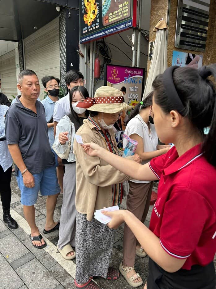 Bạc tăng lên đỉnh mọi thời đại, người Hà Nội xếp hàng mua từ sáng sớm