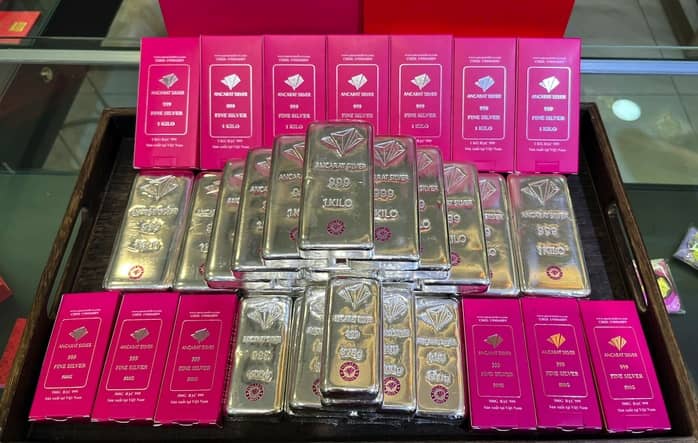 Bạc tăng lên đỉnh mọi thời đại, người Hà Nội xếp hàng mua từ sáng sớm