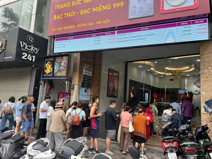 Bạc tăng lên đỉnh mọi thời đại, người Hà Nội xếp hàng mua từ sáng sớm