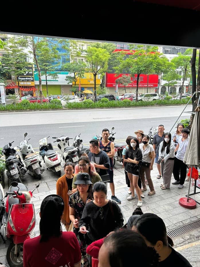 Bạc tăng lên đỉnh mọi thời đại, người Hà Nội xếp hàng mua từ sáng sớm