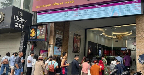 Bạc tăng lên đỉnh mọi thời đại, người Hà Nội xếp hàng mua từ sáng sớm