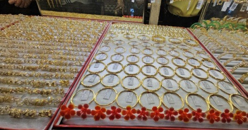 Giá vàng cao chót vót, người vay vàng, có kế hoạch cưới "khóc ròng"