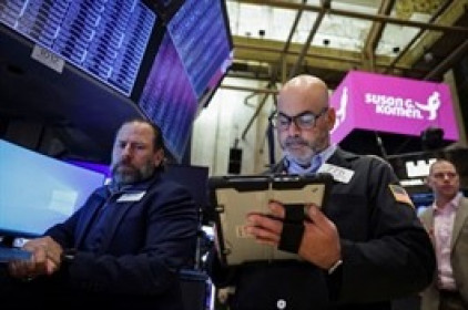 Dow Jones giảm hơn 300 điểm do lo ngại về nợ xấu