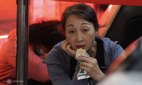 Giá vàng hôm nay: Người dân lùng mua từng chỉ vàng