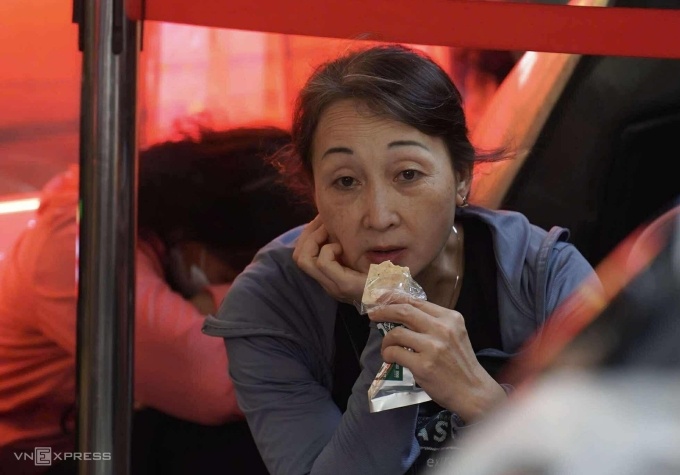 Giá vàng hôm nay: Người dân lùng mua từng chỉ vàng