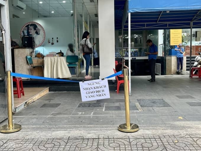 Giá vàng hôm nay: Người dân lùng mua từng chỉ vàng