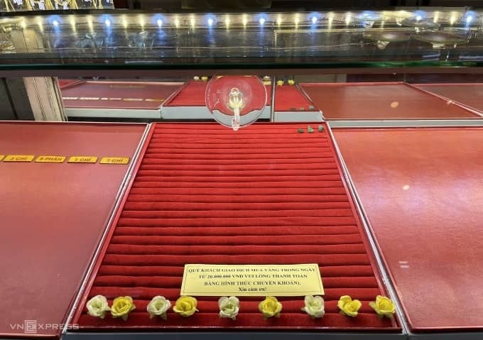 Giá vàng hôm nay: Người dân lùng mua từng chỉ vàng