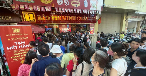Cửa hàng treo biển hết vàng, nhiều người vẫn không chịu rời đi