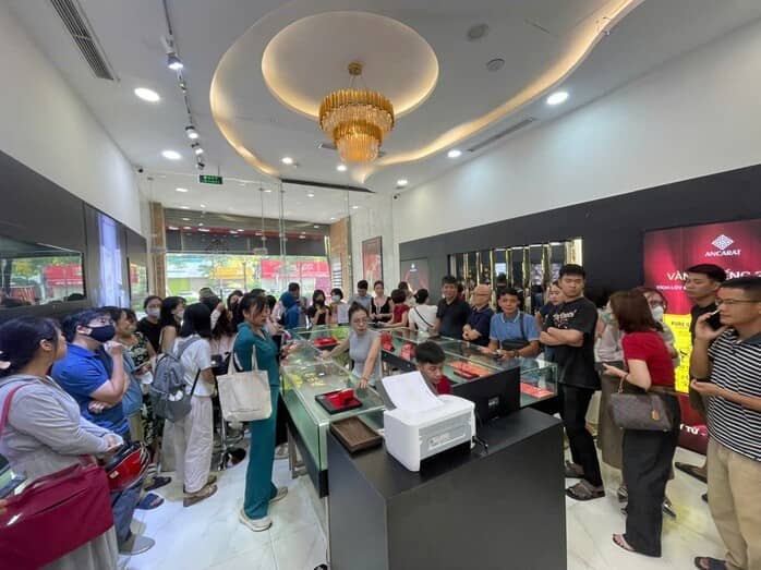 Giá bạc leo thang, người dân nườm nượp xếp hàng từ 6 giờ sáng