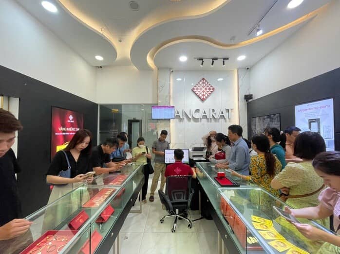 Giá bạc leo thang, người dân nườm nượp xếp hàng từ 6 giờ sáng