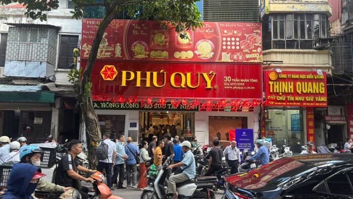 Giá bạc leo thang, người dân nườm nượp xếp hàng từ 6 giờ sáng