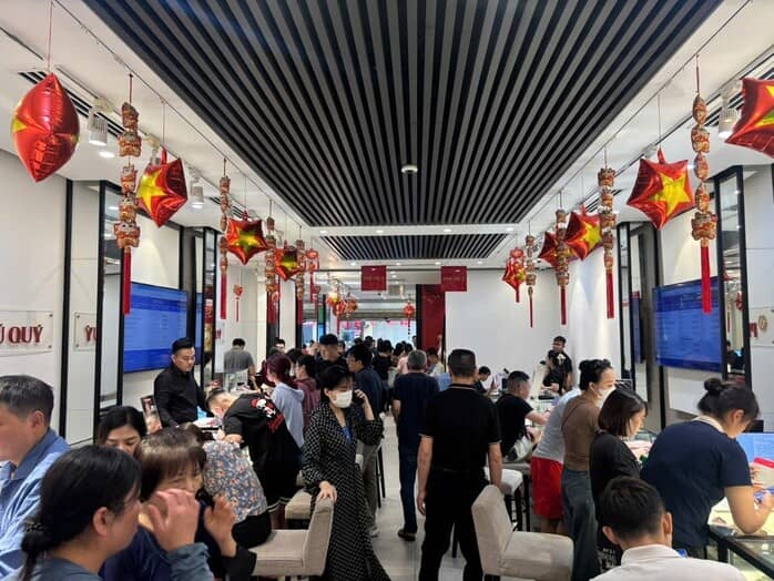 Giá bạc leo thang, người dân nườm nượp xếp hàng từ 6 giờ sáng