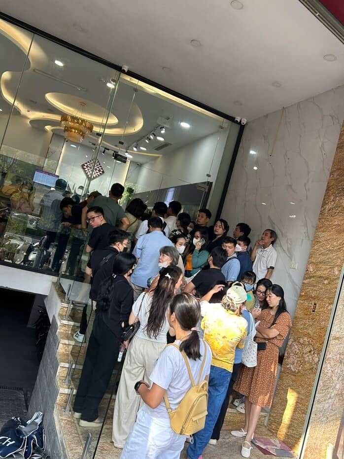 Giá bạc leo thang, người dân nườm nượp xếp hàng từ 6 giờ sáng