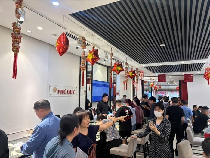 Giá bạc leo thang, người dân nườm nượp xếp hàng từ 6 giờ sáng