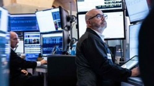 Phố Wall tràn ngập sắc xanh khi lo ngại về tín dụng và căng thẳng tương mại dịu bớt