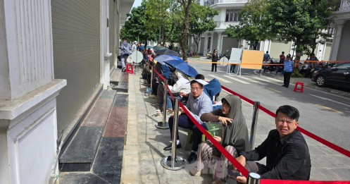 Xếp hàng nộp hồ sơ mua NOXH ngoại thành Hà Nội từ 2 giờ sáng