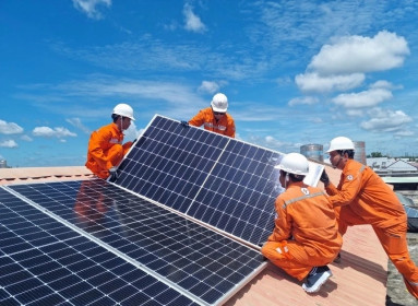 Đề xuất bỏ quy định người dân lắp điện mặt trời mái nhà phải báo với EVN