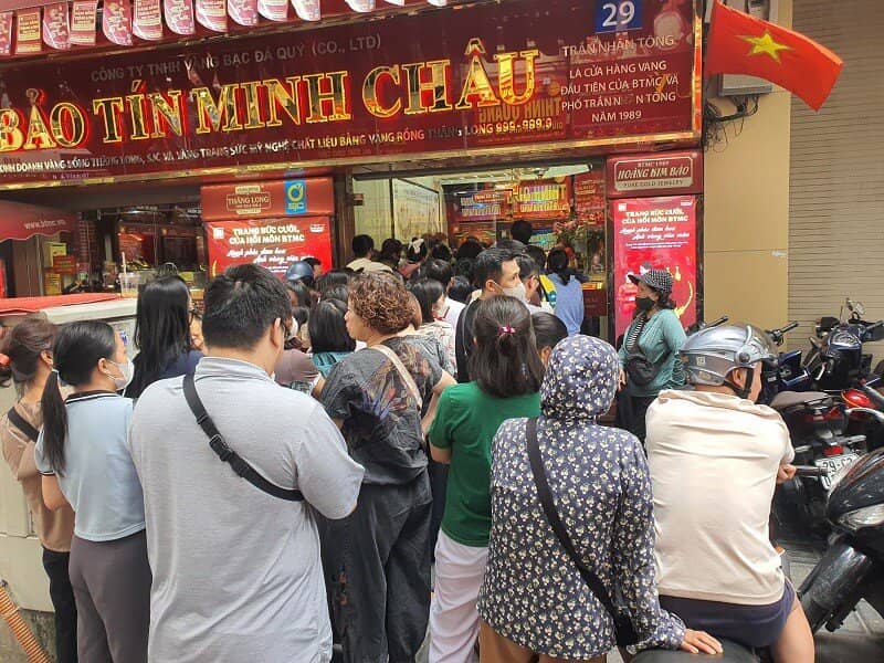 Cắm đầu giảm sâu, loạt tiệm vàng “xả hàng”, bán cho mỗi người cả 100 chỉ