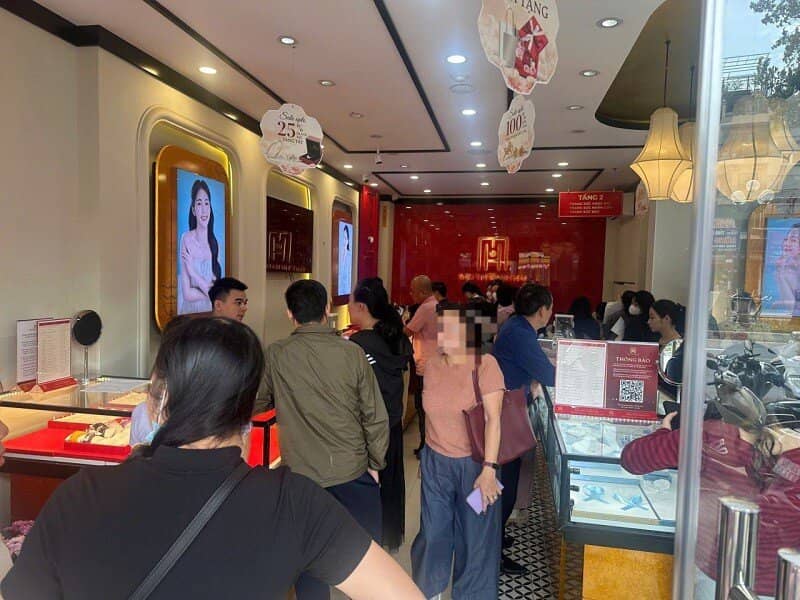 Cắm đầu giảm sâu, loạt tiệm vàng “xả hàng”, bán cho mỗi người cả 100 chỉ