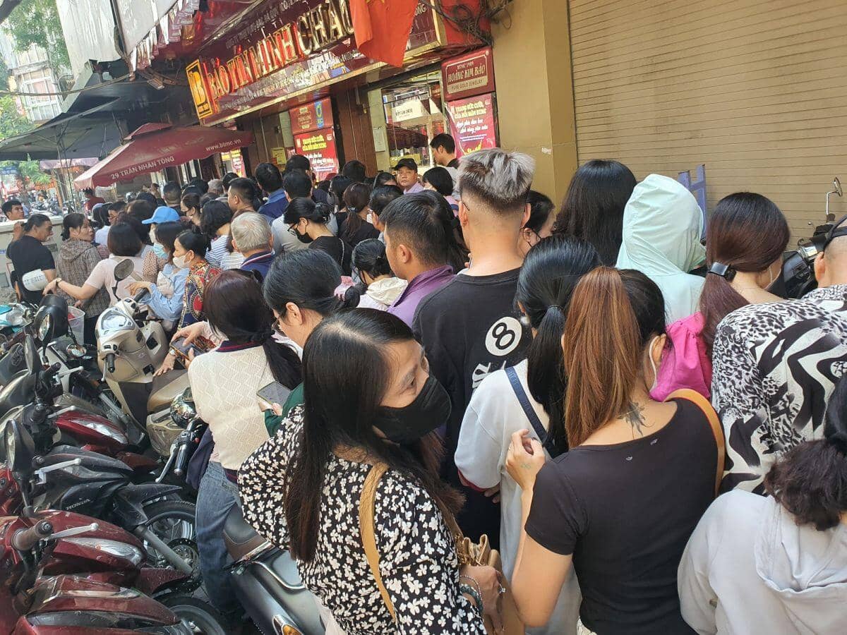 Người dân đổ xô đi mua vàng bất chấp giá tăng hay giảm, chuyên gia cảnh báo “nóng”