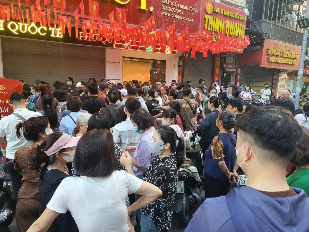 Người dân đổ xô đi mua vàng bất chấp giá tăng hay giảm, chuyên gia cảnh báo “nóng”