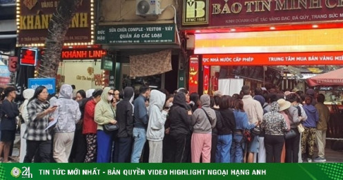 Giá vàng chiều 23/10: Hồi phục sau cú giảm sâu, cả nhà 8 người rủ nhau lên phố xếp hàng