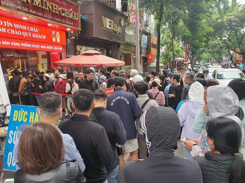 Giá vàng chiều 23/10: Hồi phục sau cú giảm sâu, cả nhà 8 người rủ nhau lên phố xếp hàng