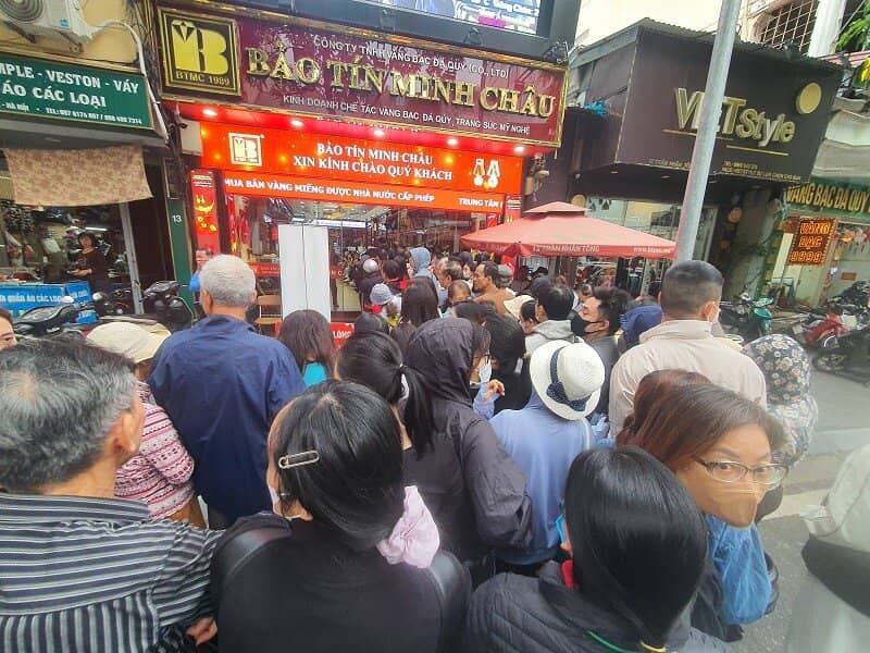 Giá vàng chiều 23/10: Hồi phục sau cú giảm sâu, cả nhà 8 người rủ nhau lên phố xếp hàng