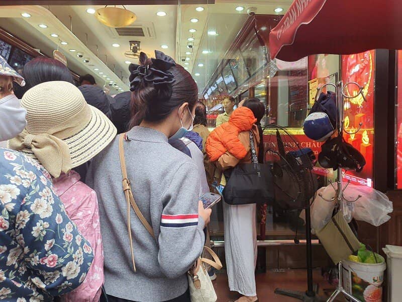 Giá vàng chiều 23/10: Hồi phục sau cú giảm sâu, cả nhà 8 người rủ nhau lên phố xếp hàng