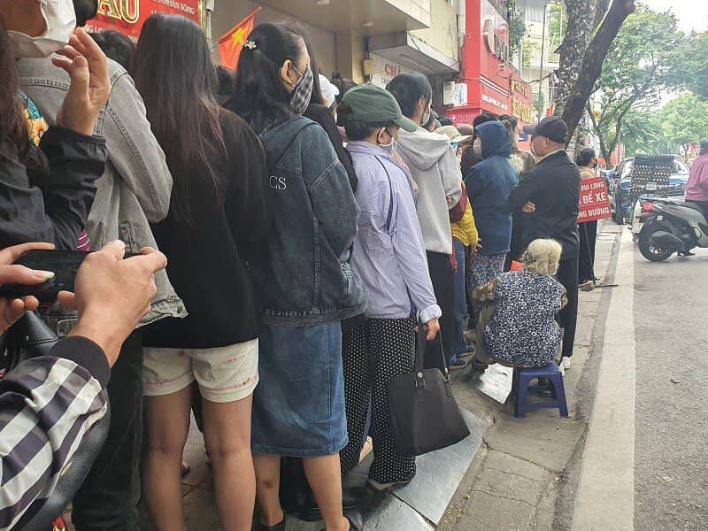 Giá vàng chiều 23/10: Hồi phục sau cú giảm sâu, cả nhà 8 người rủ nhau lên phố xếp hàng