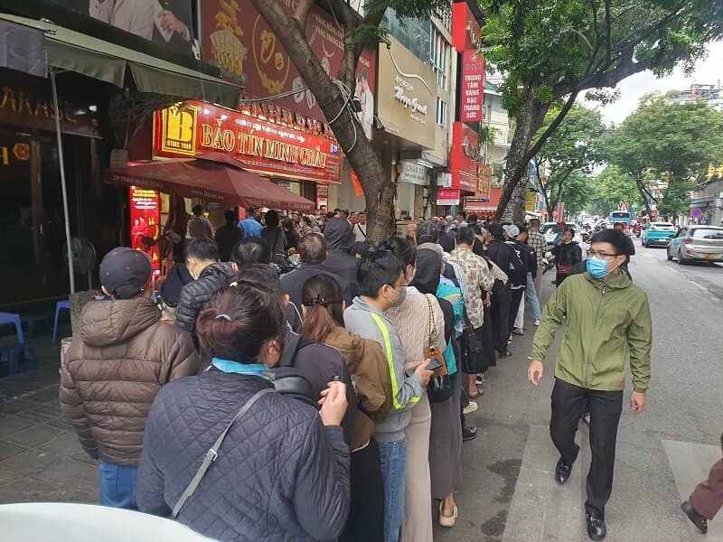 Giá vàng chiều 23/10: Hồi phục sau cú giảm sâu, cả nhà 8 người rủ nhau lên phố xếp hàng