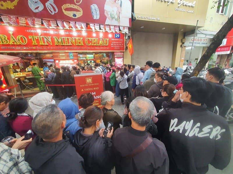 Giá vàng chiều 23/10: Hồi phục sau cú giảm sâu, cả nhà 8 người rủ nhau lên phố xếp hàng