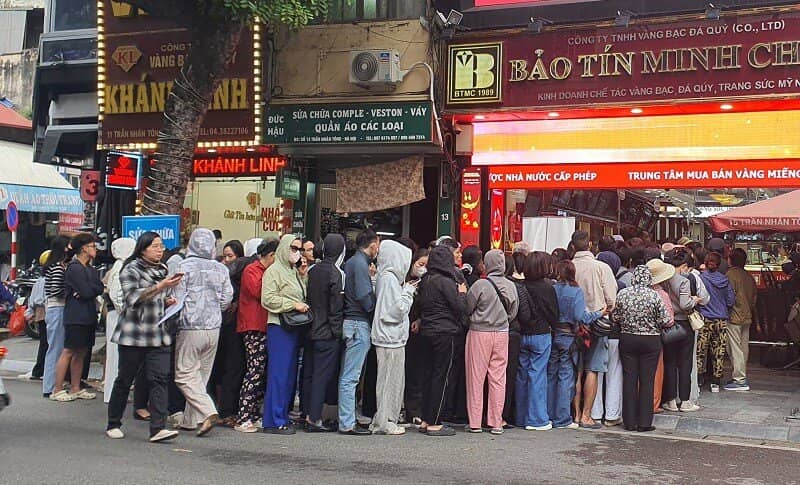 Giá vàng chiều 23/10: Hồi phục sau cú giảm sâu, cả nhà 8 người rủ nhau lên phố xếp hàng