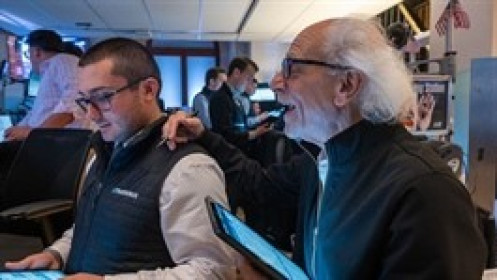 Tăng gần 500 điểm, Dow Jones lần đầu vượt mốc 47,000 điểm