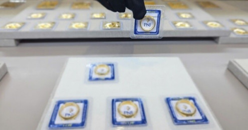 Giá vàng miếng SJC và vàng nhẫn giảm tiếp theo xu hướng thị trường toàn cầu