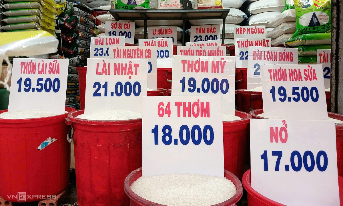 Giá bán lẻ gạo trong nước neo cao dù xuất khẩu lao dốc