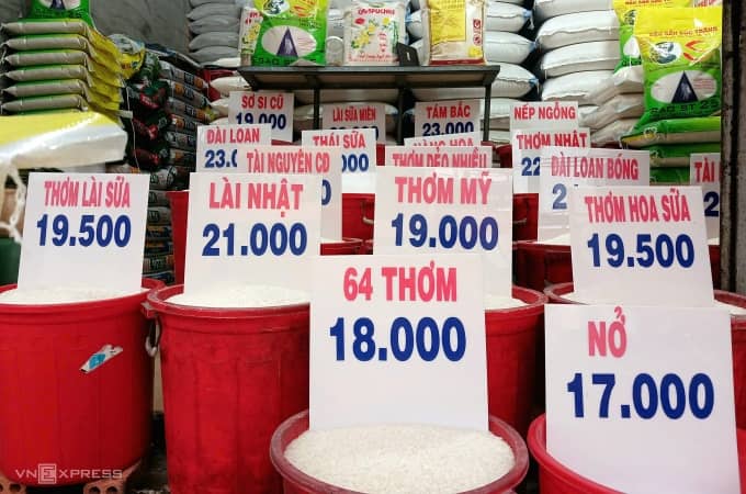 Giá bán lẻ gạo trong nước neo cao dù xuất khẩu lao dốc