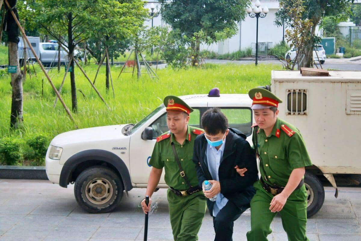 Cảnh sát dẫn giải nhóm bị cáo trong vụ đánh bạc 106 triệu USD tại khách sạn Pullman