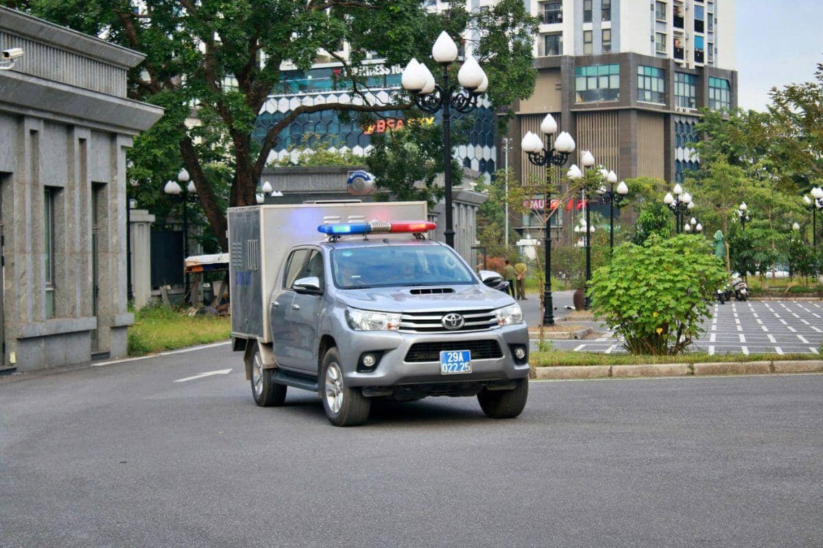Cảnh sát dẫn giải nhóm bị cáo trong vụ đánh bạc 106 triệu USD tại khách sạn Pullman