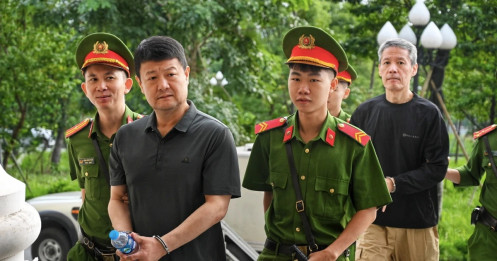 Cảnh sát dẫn giải nhóm bị cáo trong vụ đánh bạc 106 triệu USD tại khách sạn Pullman