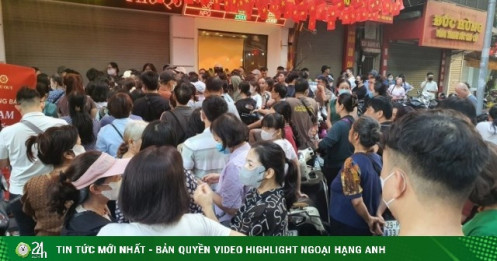 “Vàng cháy hàng”, nhiều người lấn sân mua hàng cân bạc lúc giá đỉnh, giờ đứng ngồi không yên