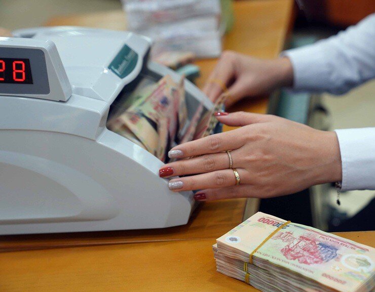 Vàng, chứng khoán lao dốc, ngân hàng tung chiêu hút tiền nhàn rỗi từ người dân