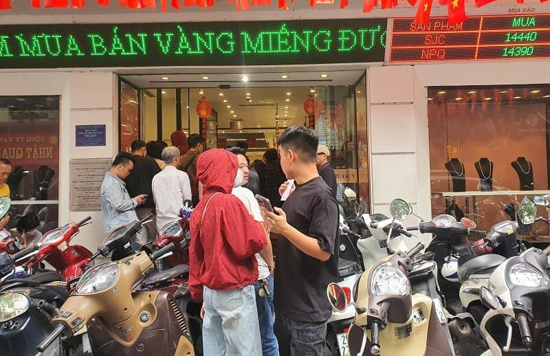 Giá vàng chiều 29/10: Bất ngờ đảo chiều, cửa hàng vàng ra thông báo mới khiến nhiều người đứng ngồi không yên