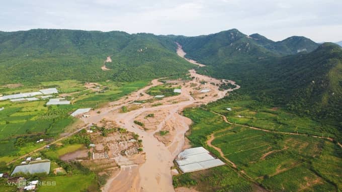 Hồ trên núi bị vỡ chứa 900.000 m3 nước chưa có giấy phép xây dựng