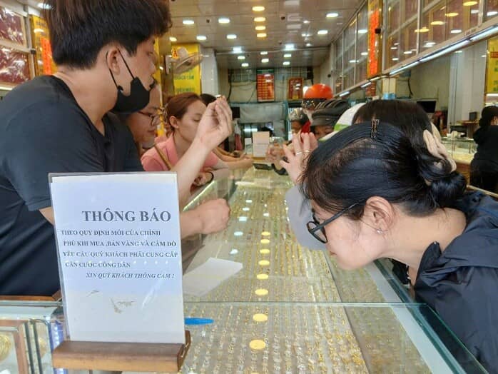 Chuyên gia nói gì khi giá vàng thế giới tăng – giảm hàng trăm USD?